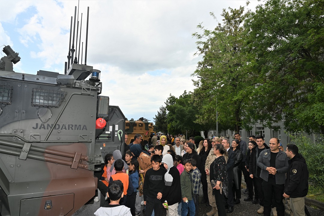 Minik Öğrenciler, İl Jandarma Komutanlığı’nın 23 Nisan Etkinliğinde Doyasıya Eğlendi